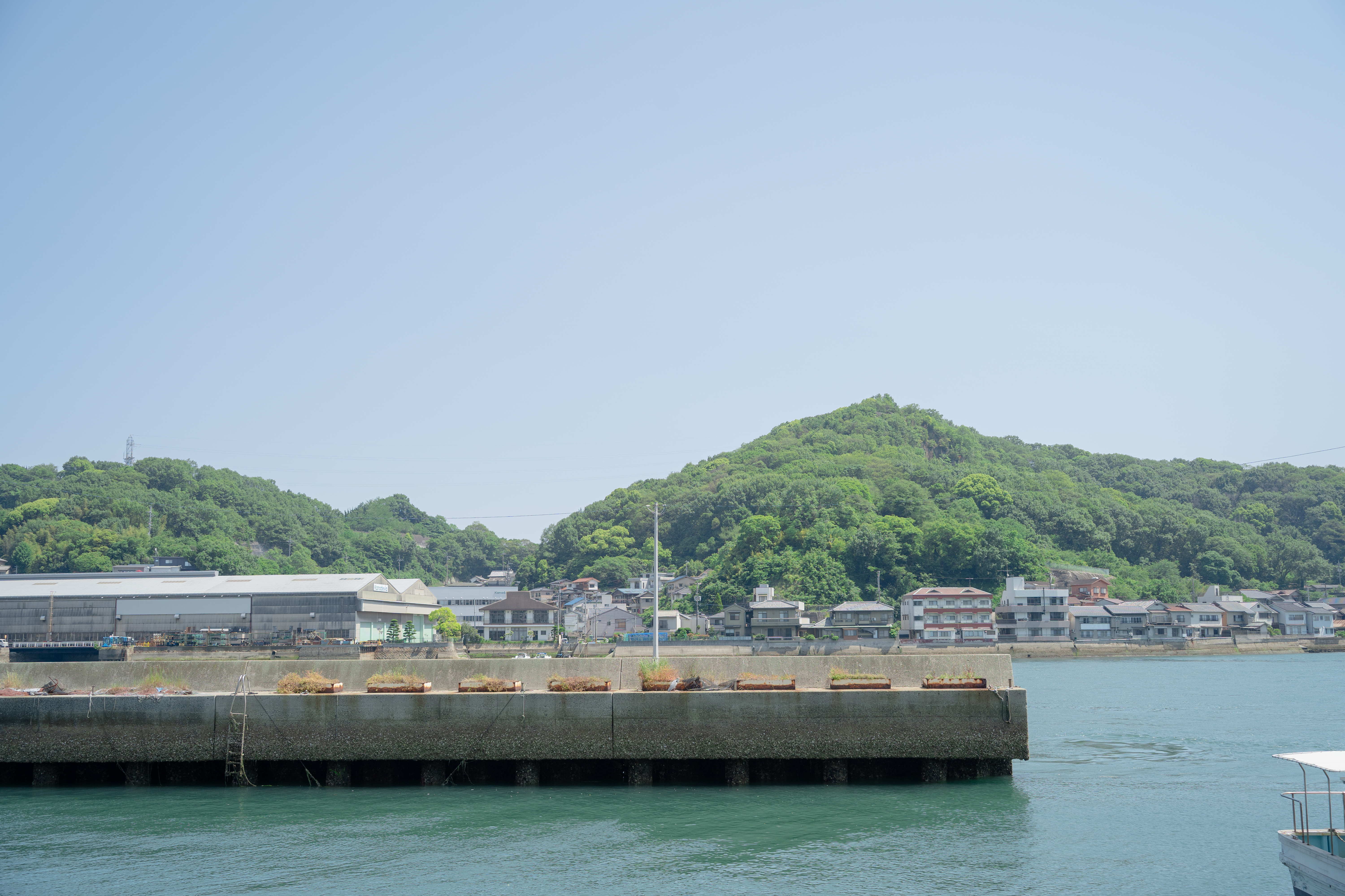 A small fishing port on the Onomichi Channel in Onomichi. A breakwater at the port.