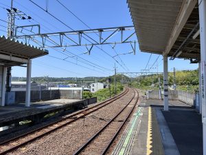 View of the northbound tracks from Ōami Station on the Sotobo Line.