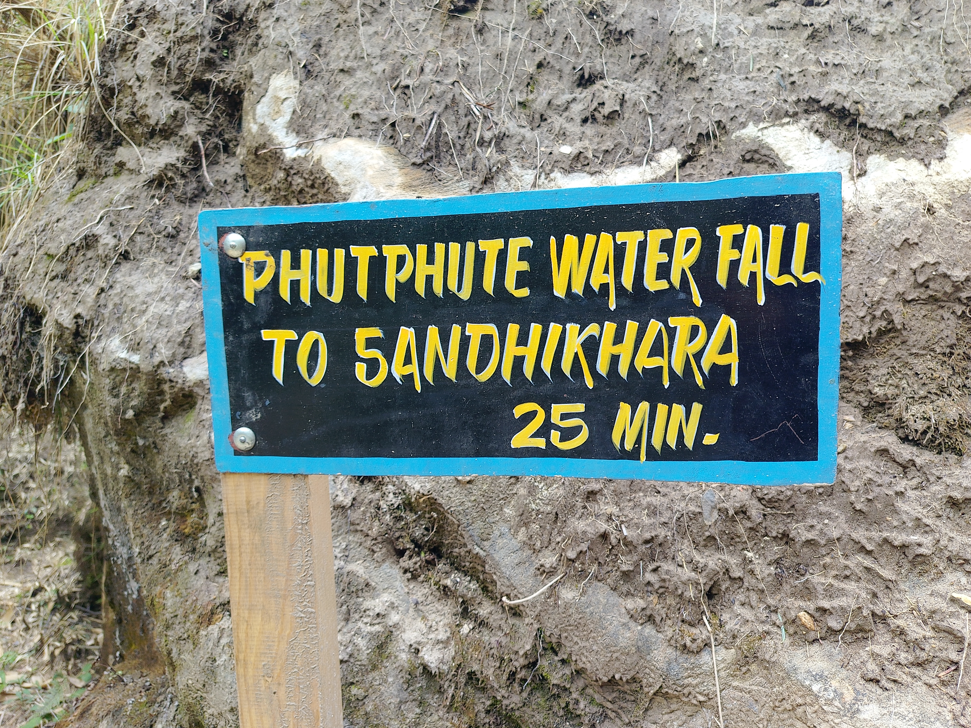 Trail signboard directing to Phutphute Waterfall and Sandhikhara in 25 minutes