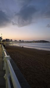 A glowing horizon in San Lorenzo beach, Asturias