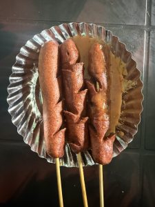 3 sussage on paper plate 
