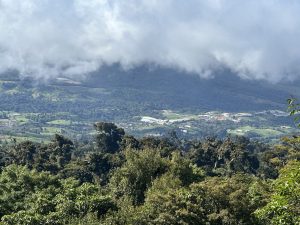 The Vara Blanca Viewpoint offers beautiful panoramic views of the mountains around Barva Volcano. On clear days, visitors can enjoy green hills, forests, and stunning volcanic landscapes.