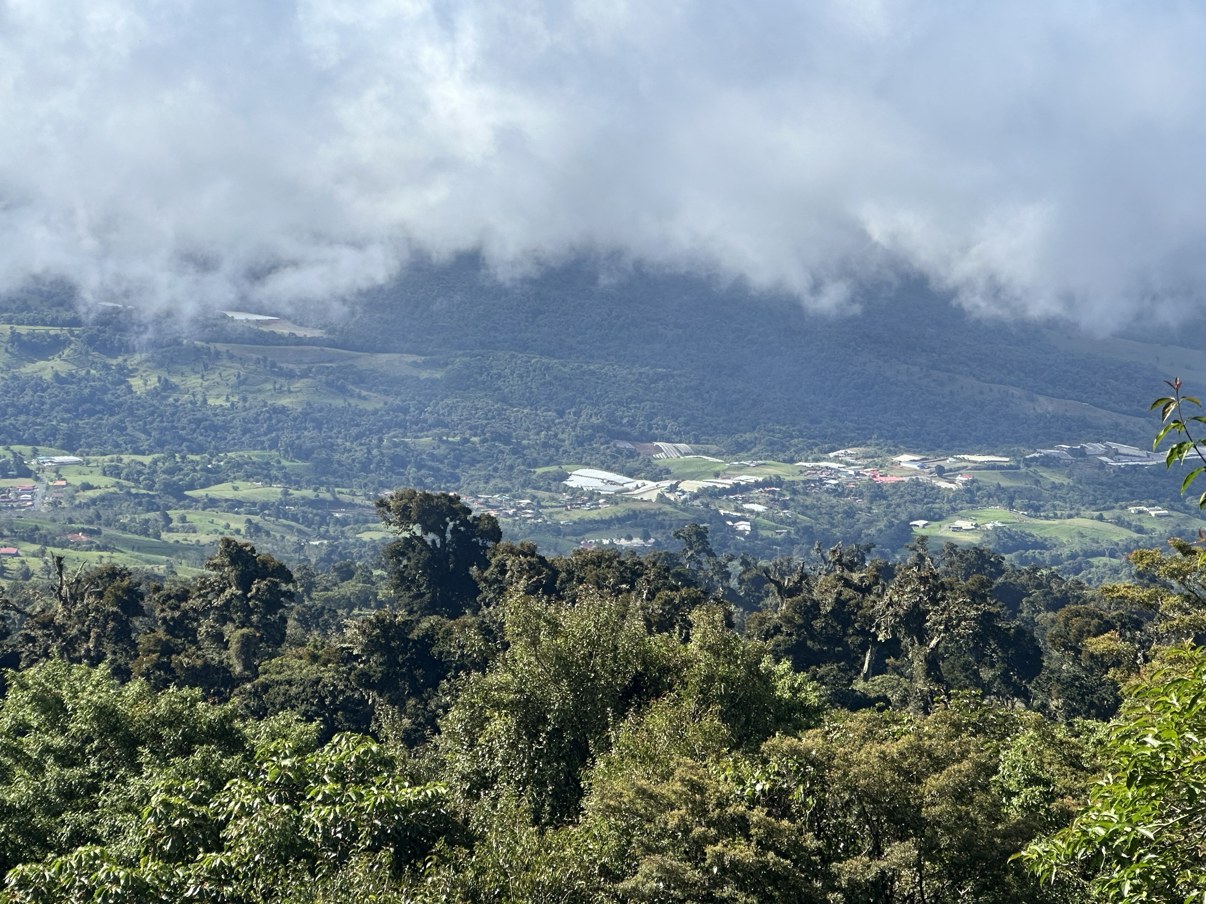 The Vara Blanca Viewpoint offers beautiful panoramic views of the mountains around Barva Volcano. On clear days, visitors can enjoy green hills, forests, and stunning volcanic landscapes.