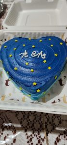 The celestial night sky is decorated blue coloured cake with yellow stars on its surface. 