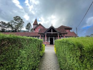 The historic Nuwara Eliya Post Office, built in 1894, one of Sri Lanka’s best-known colonial landmarks. Its distinctive Tudor-style red brick architecture makes it a popular attraction in the hill country.
