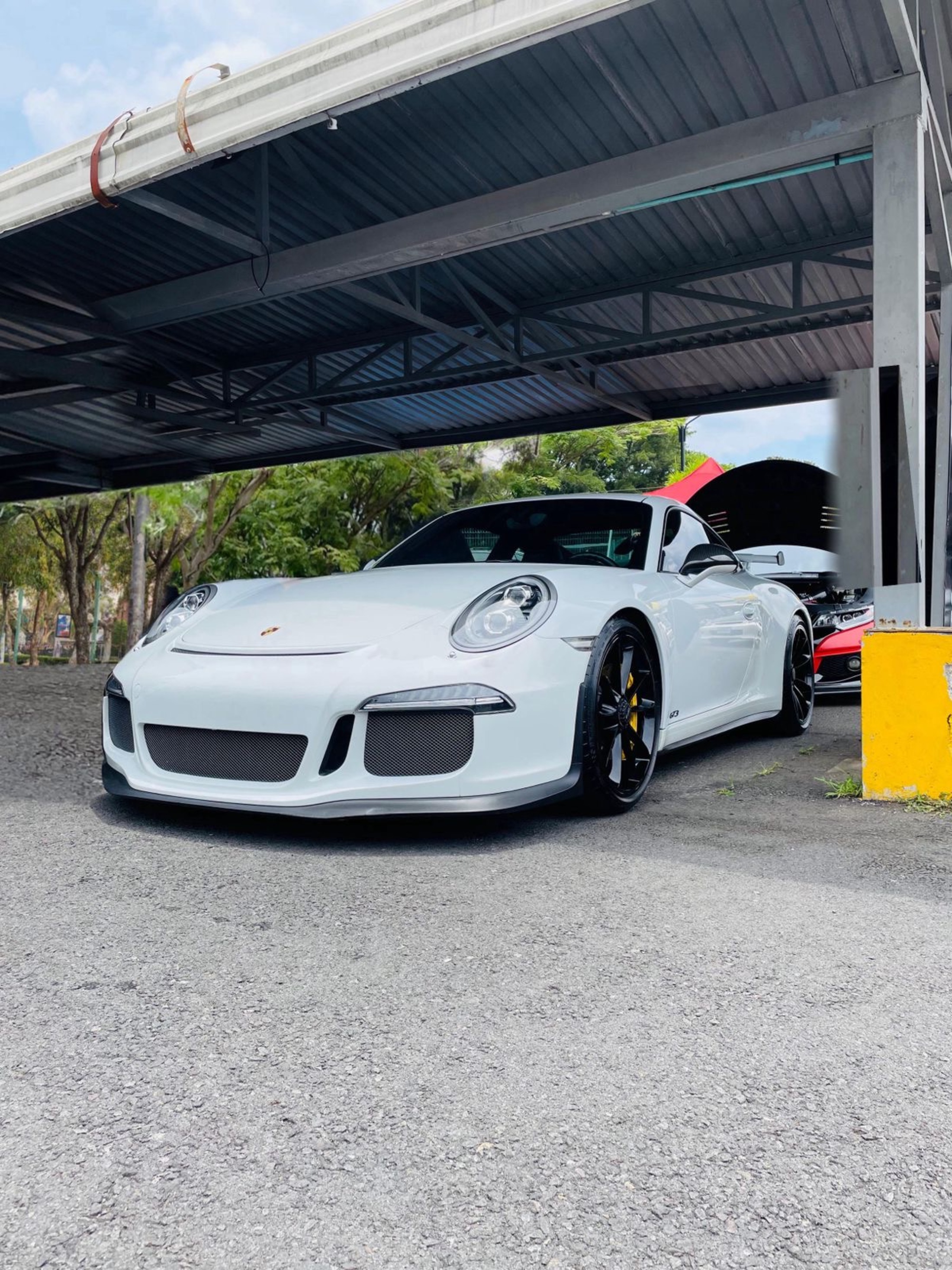 Porsche GT3 parked in the pits at the Costa Rica racetrack for a drift and carmeet event.