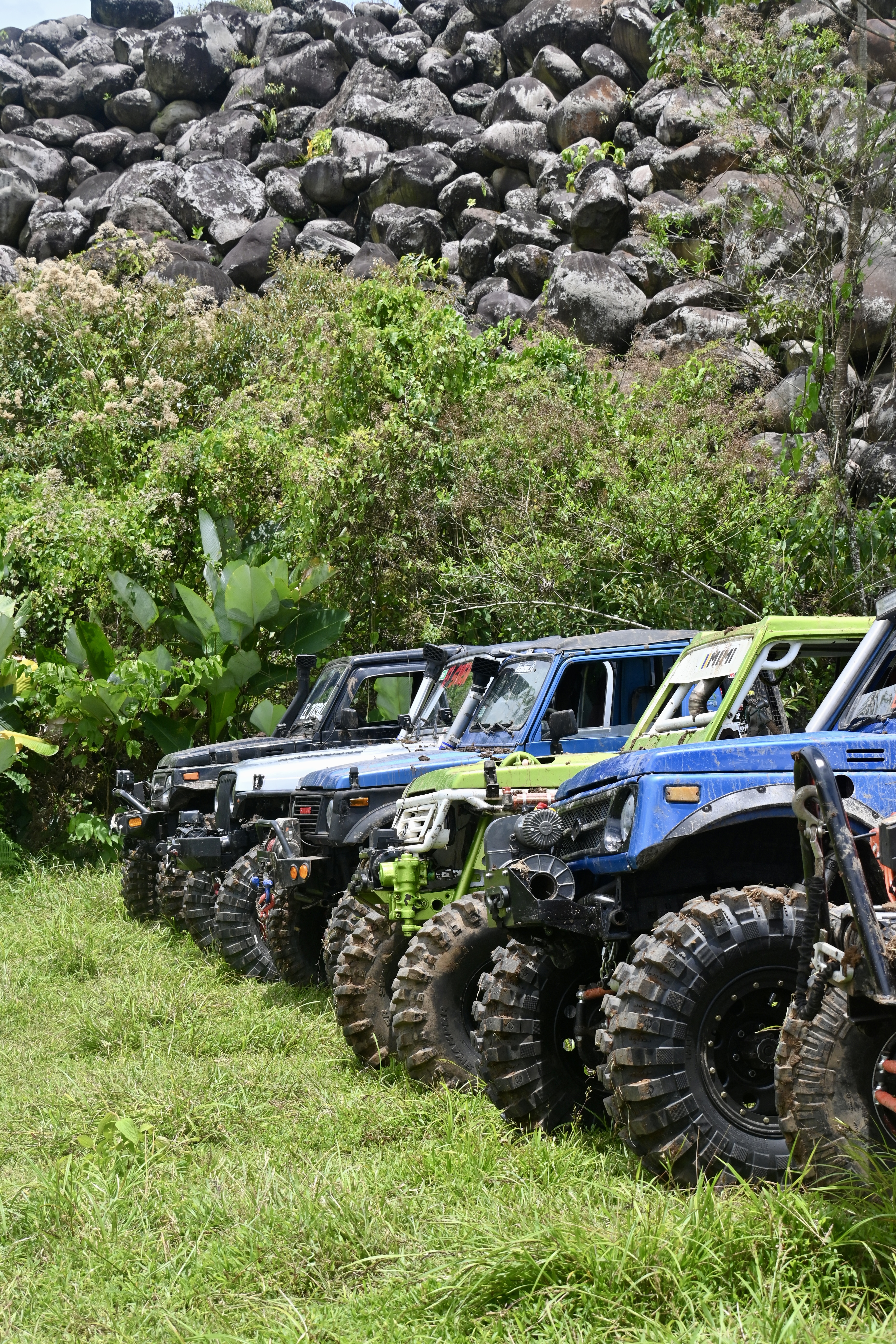Off-road vehicles at the "Sobreviviendo a la Zaranda" event in Costa Rica.